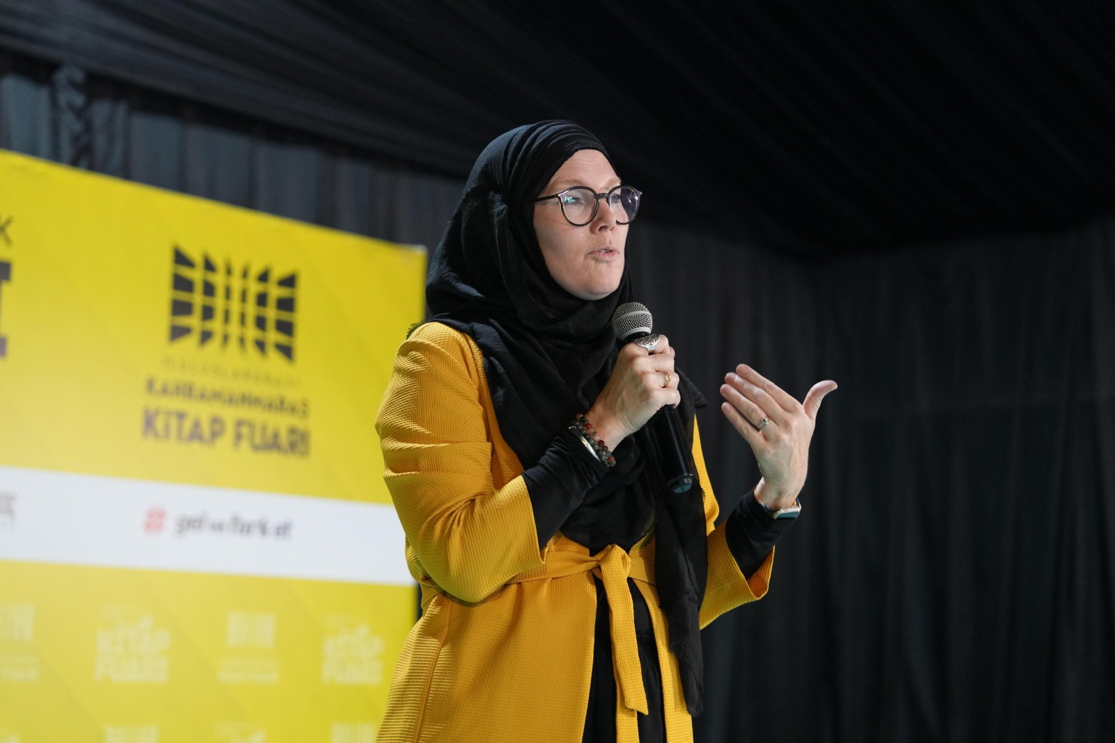 Kahramanmaraş Kitap Fuarı’nda Kanadalı Yazar Jenny Molendyk Rüzgârı