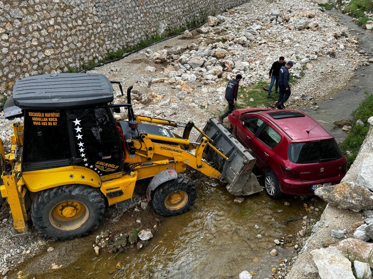 Andırın’da Otomobil Menfeze Uçtu: 2 Yaralı