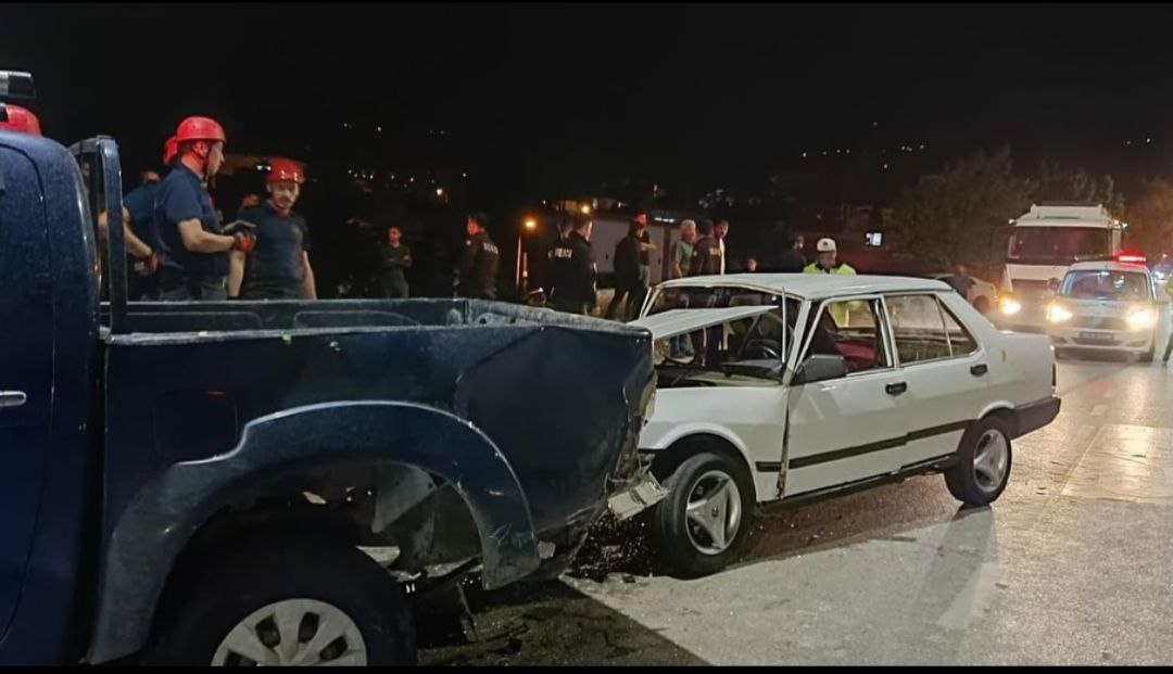 Dulkadiroğlu'nda  pikap ile otomobil çarpıştı: 4 yaralı var