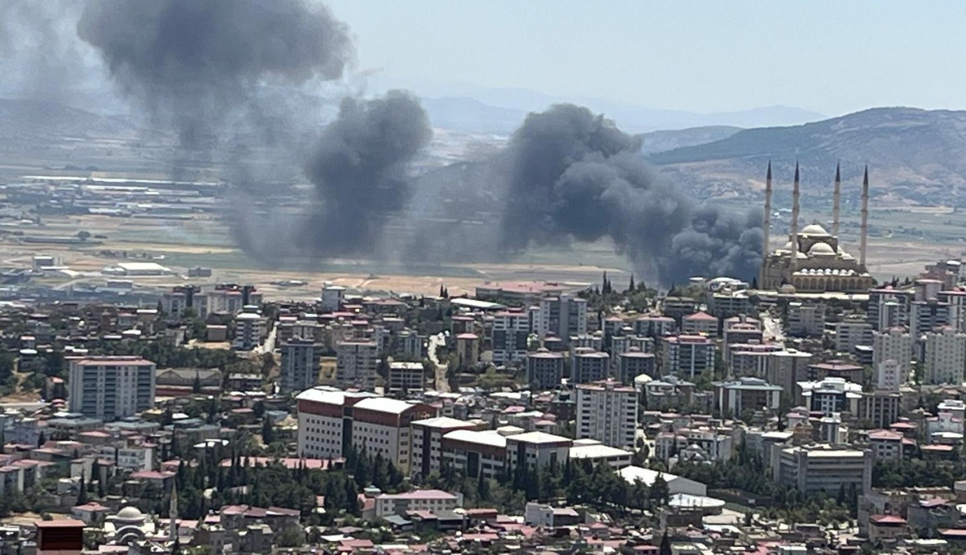 Kahramanmaraş’ta plastik deposu ve tekstil fabrikasında yangın