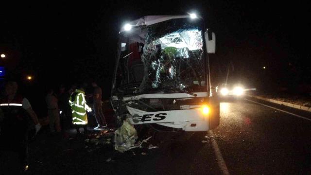 Kabus Gibi Gece: Otobüs Tıra Çarptı: 1 Ölü, 43 Yaralı!