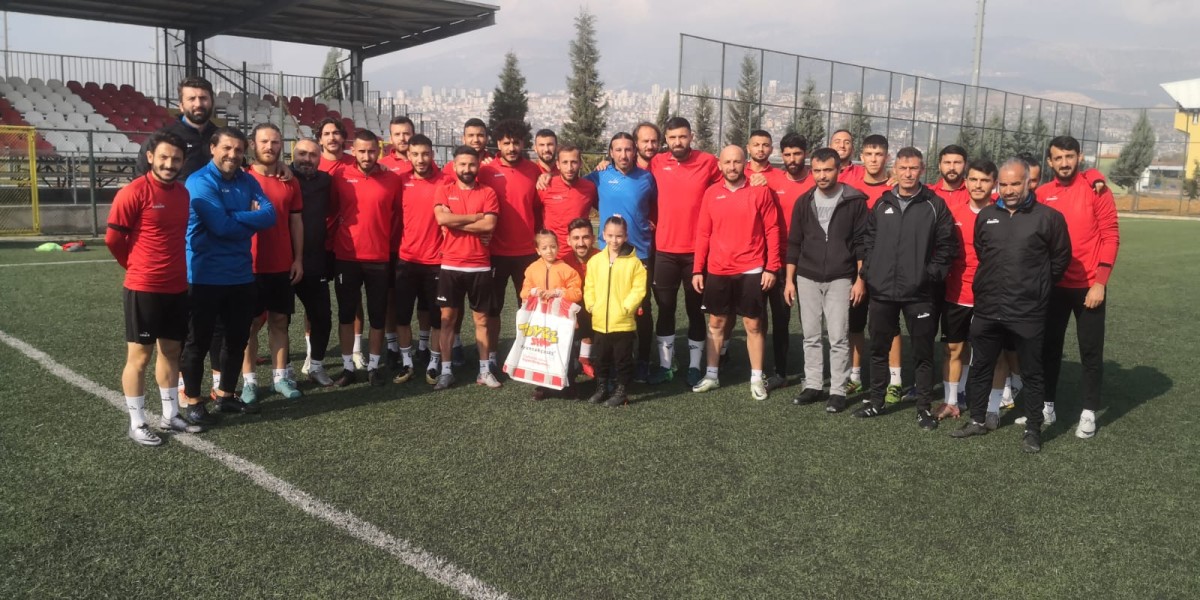 K.Maraş İstiklalspor’lu oyuncular minik İkra'yı göz ameliyatı yaptırdı