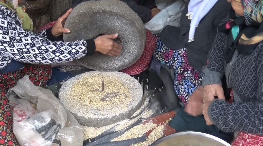Kahramanmaraş’ta ev hanımları buğdayı taş değirmende öğütüyorlar 