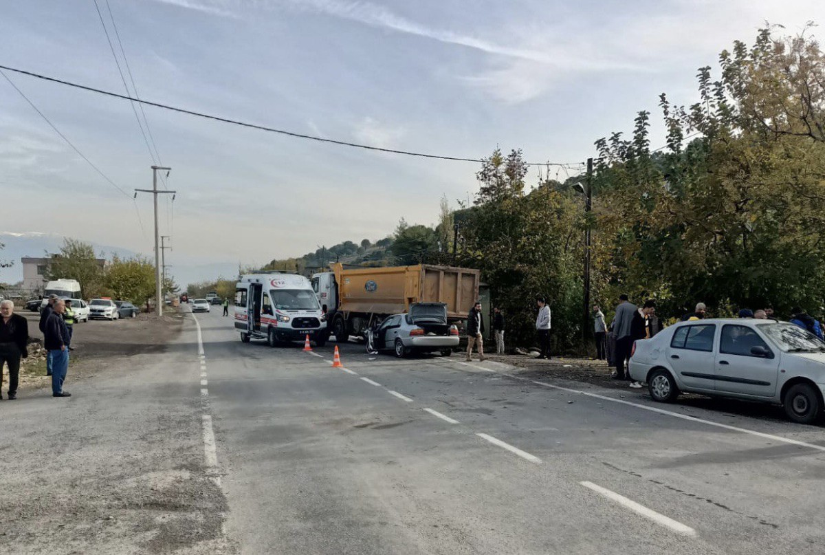 Kahramanmaraş’ta kamyon ile otomobil çalıştı: 5 yaralı 