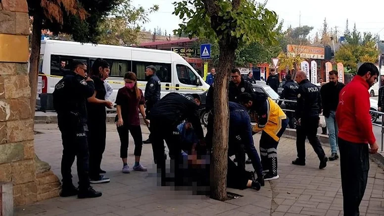 Kahramanmaraş’ta cadde bir şahıs sokak ortasında karısını bıçakladı