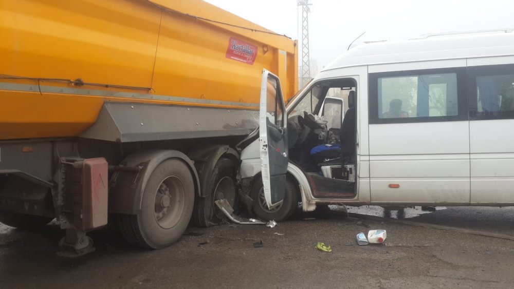 Kahramanmaraş'ta Servis Minibüsü Kamyona Çarptı: 7 Yaralı!