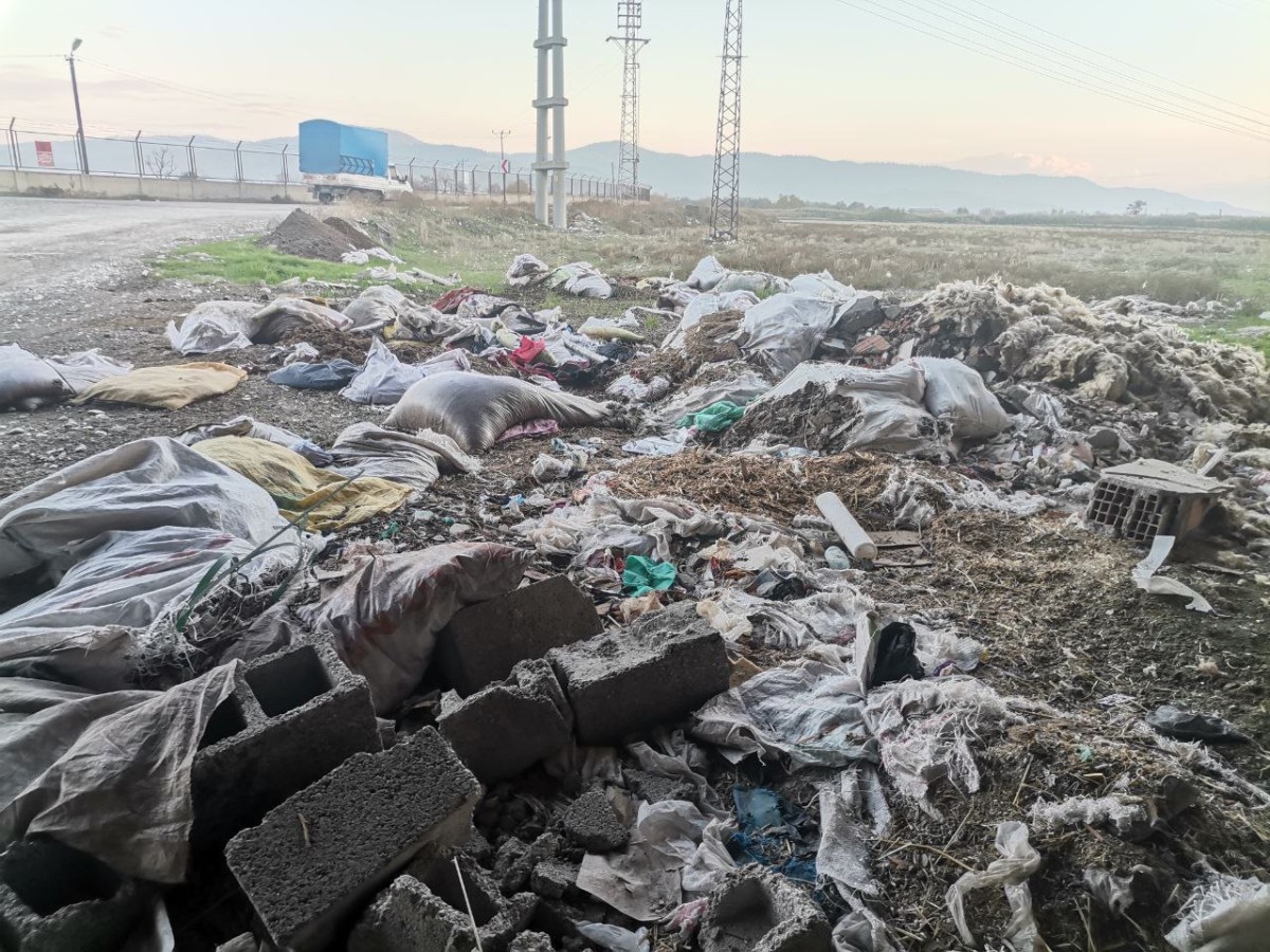 Kahramanmaraş’ta Aksu Köprüsü'nü çöplüğe çevirdiler