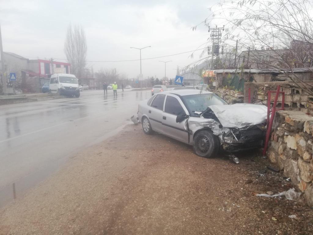 Kahramanmaraş'ta Otomobil Minibüse Çarptı: 3 Yaralı!