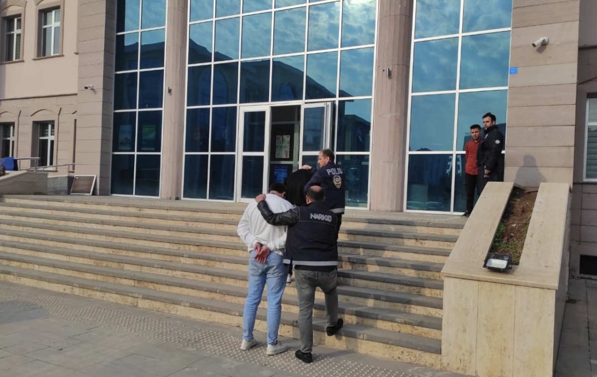 Kahramanmaraş’ta otomobili ecza deposuna çeviren 2 kişi tutuklandı 