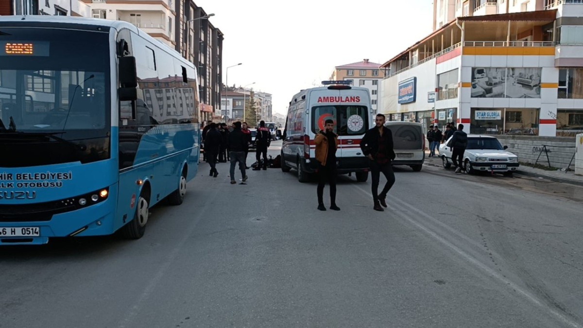 Kahramanmaraş’ta feci kaza: Otomobille çarpışan motosiklet sürücüsü otobüsün altında kaldı 