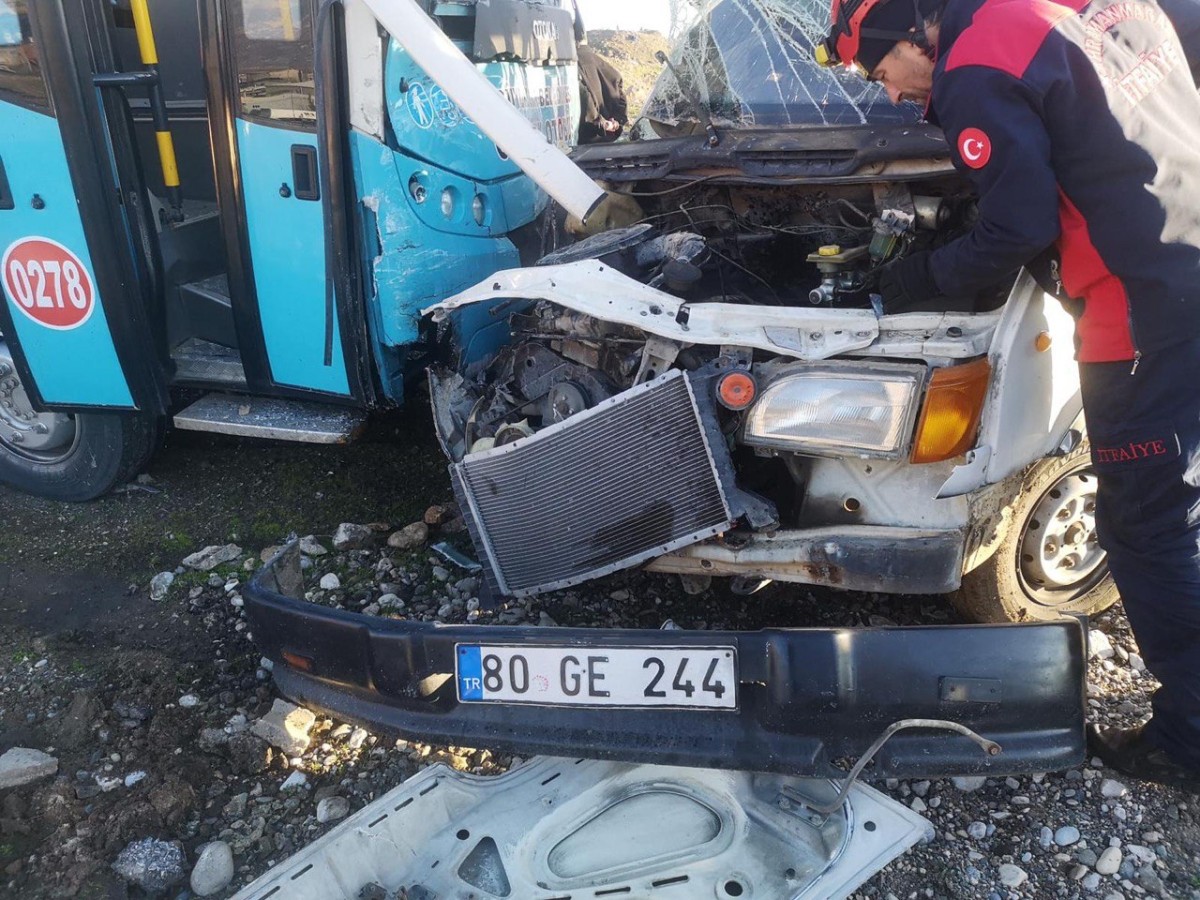 Kahramanmaraş’ta halk otobüsü ile minibüs çarpıştı: 4 yaralı 