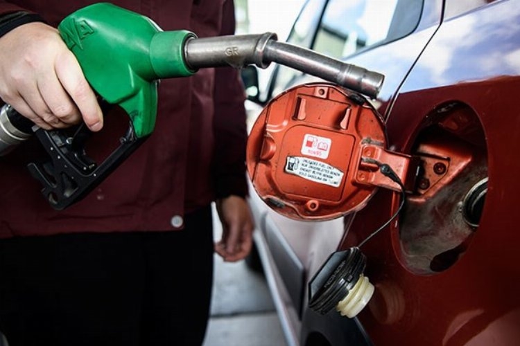 Adeta bir yılbaşı hediyesi! Benzine zam geliyor...