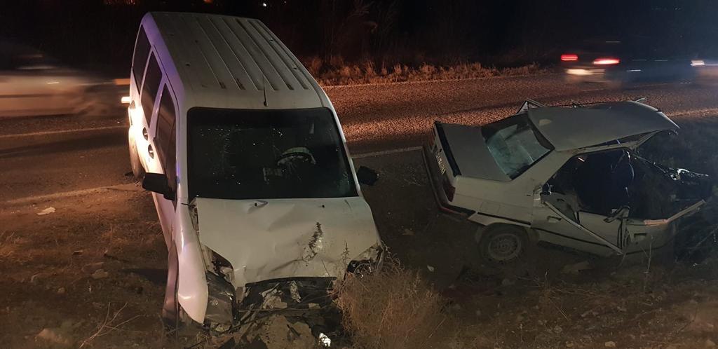 Elbistan’da hafif ticari araç ile otomobil çarpıştı: 4 yaralı 