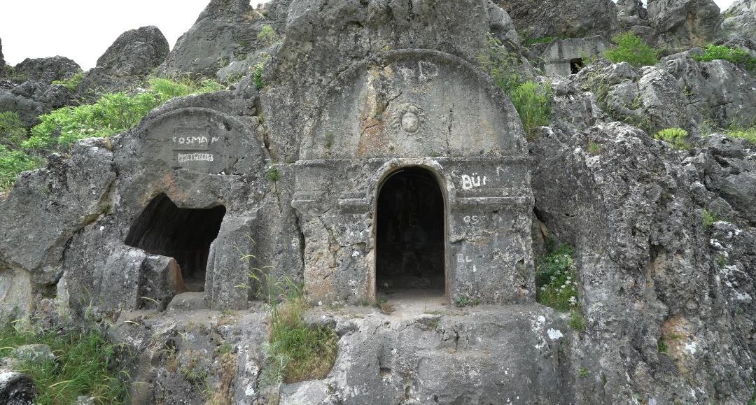 Kahramanmaraş’ta gizemli kaya mezarları bilim adamlarının dikkatini çekiyor