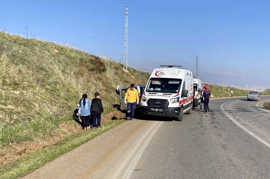 Kahramanmaraş’ta hafif ticari araç trafik levhasına çarptı: 4 yaralı 