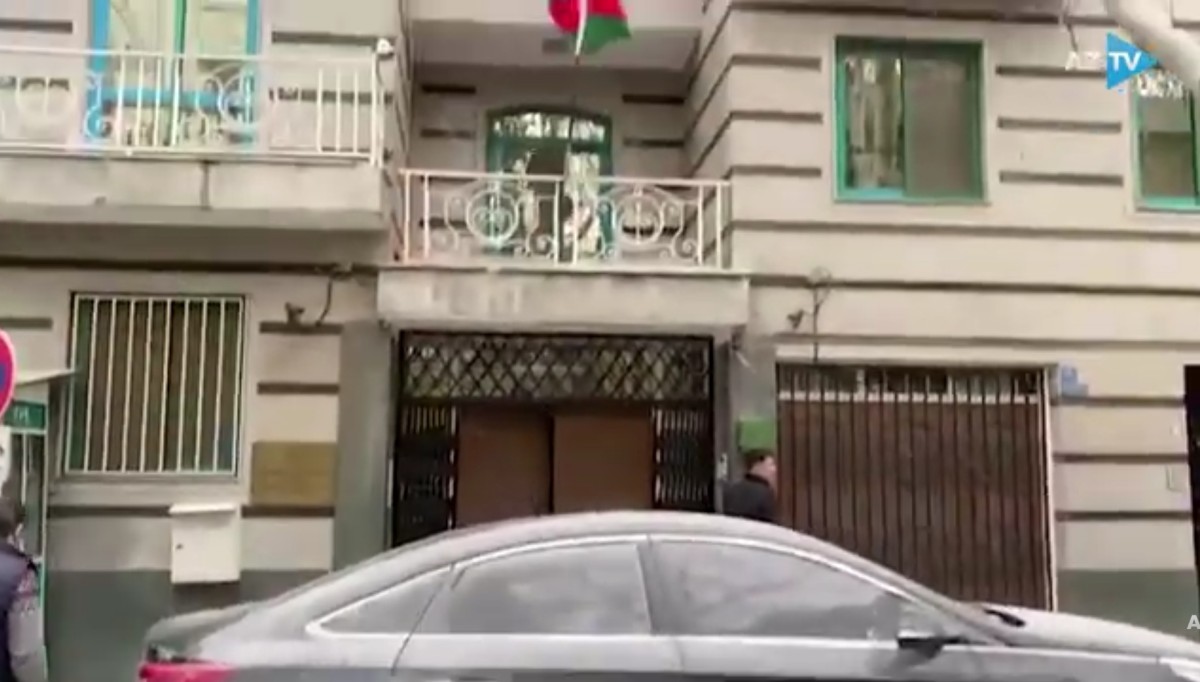 İran’da Azerbaycan elçiliğine silahlı saldırı  şehit var