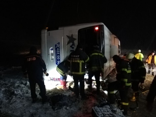 Tokat'ta yolcu otobüsü devrildi: 1 ölü, 15 yaralı!