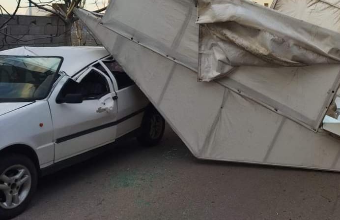 Kahramanmaraş’ta Şiddetli rüzgar çatılar uçtu, araçlar parçalandı