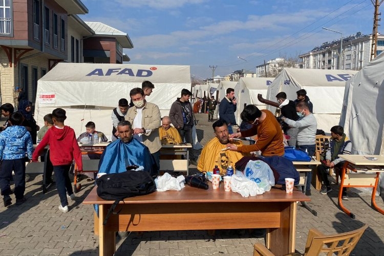 Gönüllü berberler Afşin'de depremzedelere kişisel bakım yapıyor
