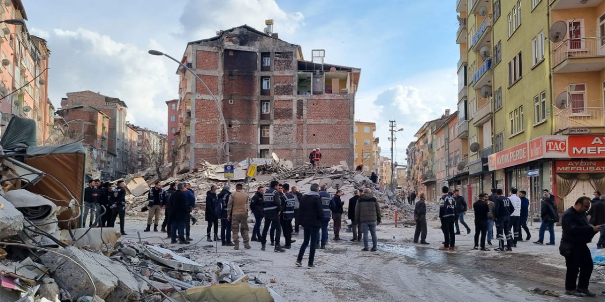 Malatya'da 5 Katlı Hasarlı Bina Çöktü!