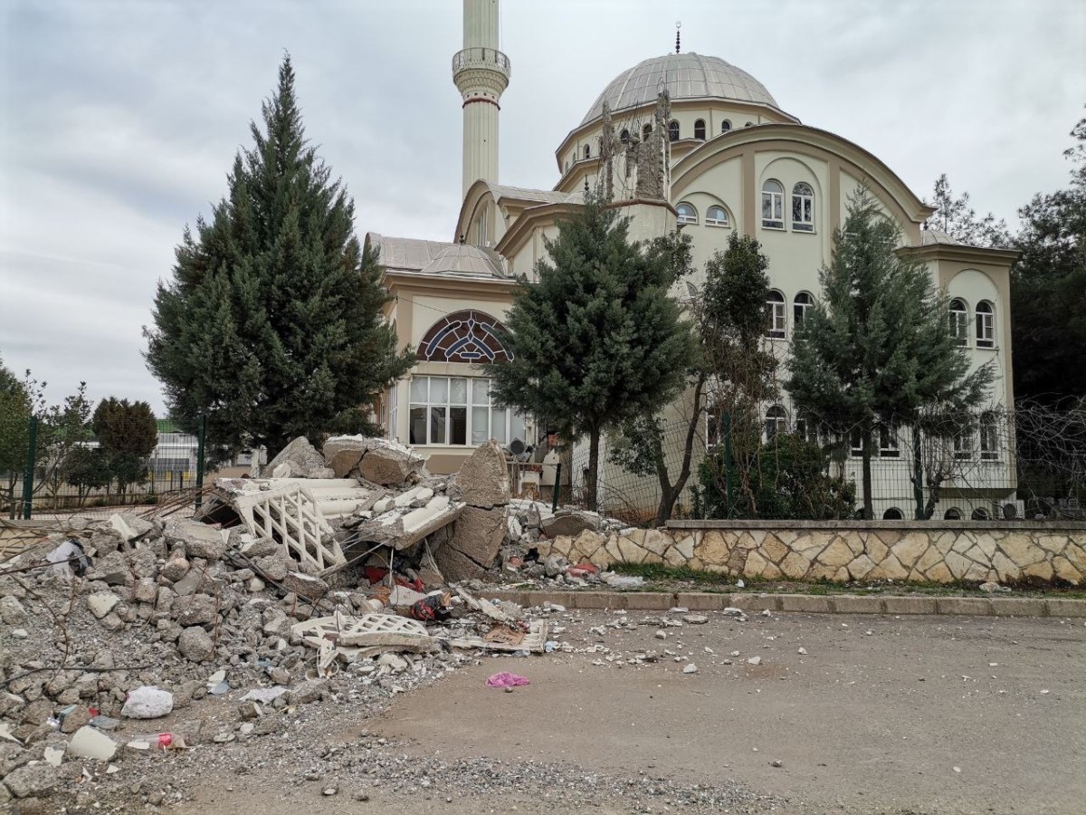 Türkoğlu Kılılı çifte minareli cami de ağır hasar aldı, kullanılamaz hale geldi