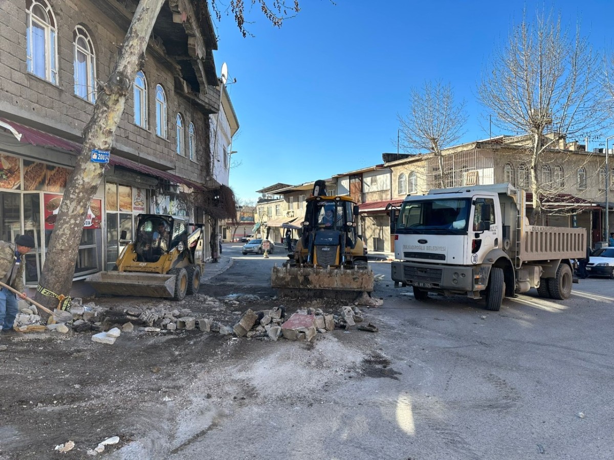 Dulkadiroğlu'nda Sokaklar Molozlardan Temizleniyor