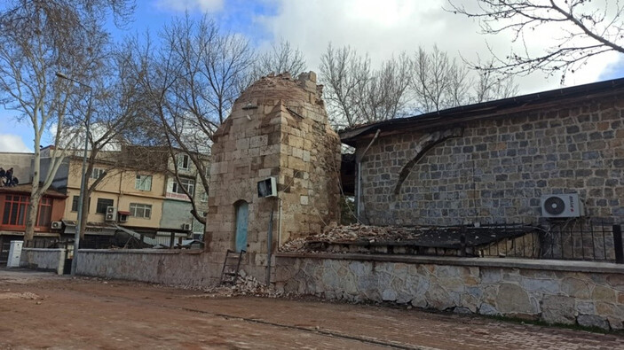 Kahramanmaraş’taki 730 yıllık caminin minaresi artçılara dayanamadı