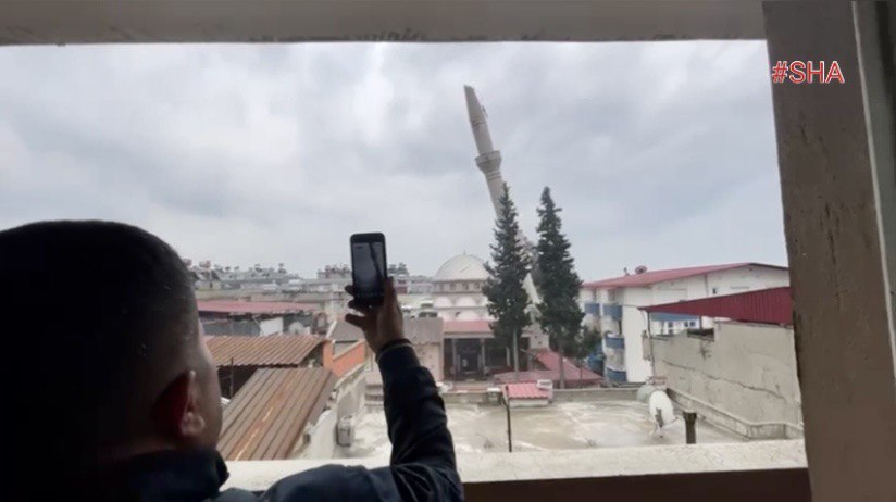 Kahramanmaraş'ta kontrollü yıkılan minare imamın evine düştü