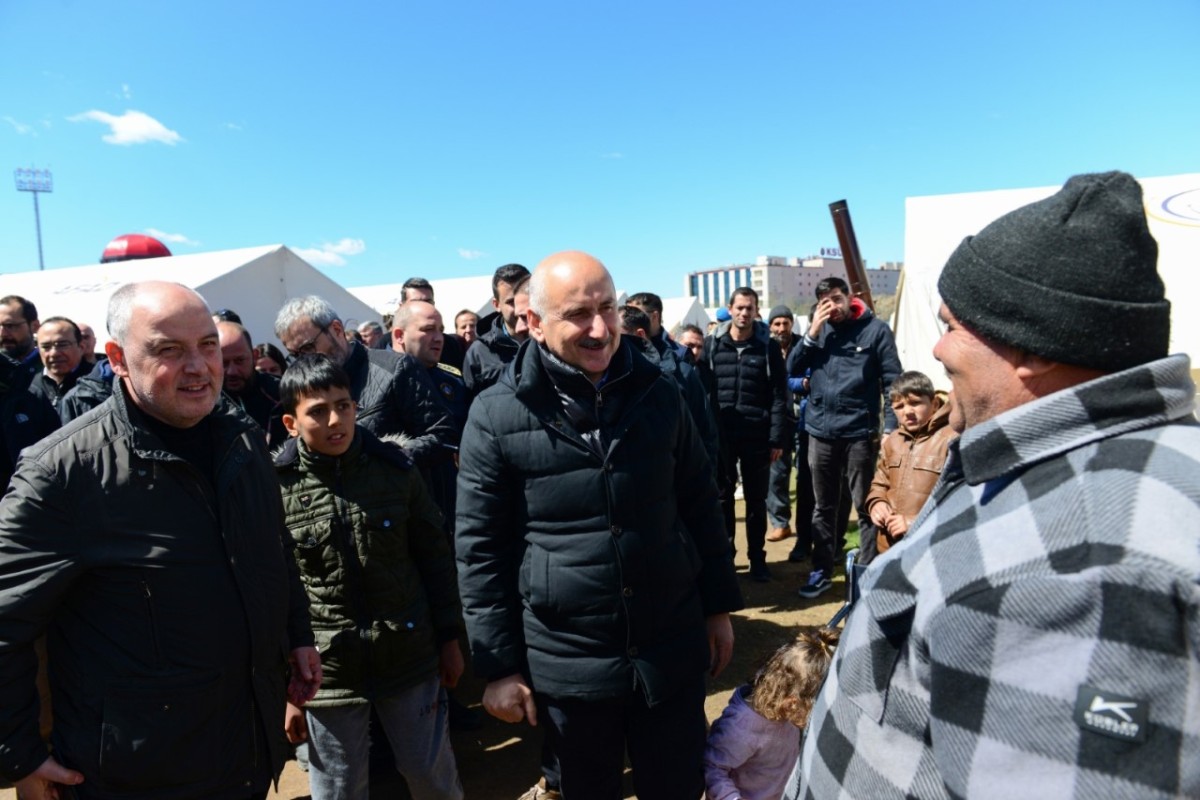 Ulaştırma ve Altyapı Bakanı Adil Karaismailoğlu KSÜ'de Depremzedeleri Ziyaret Etti