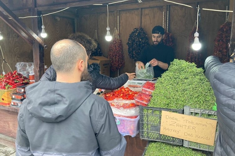 İstanbul'da depremzedeler için dayanışma pazarı kuruldu