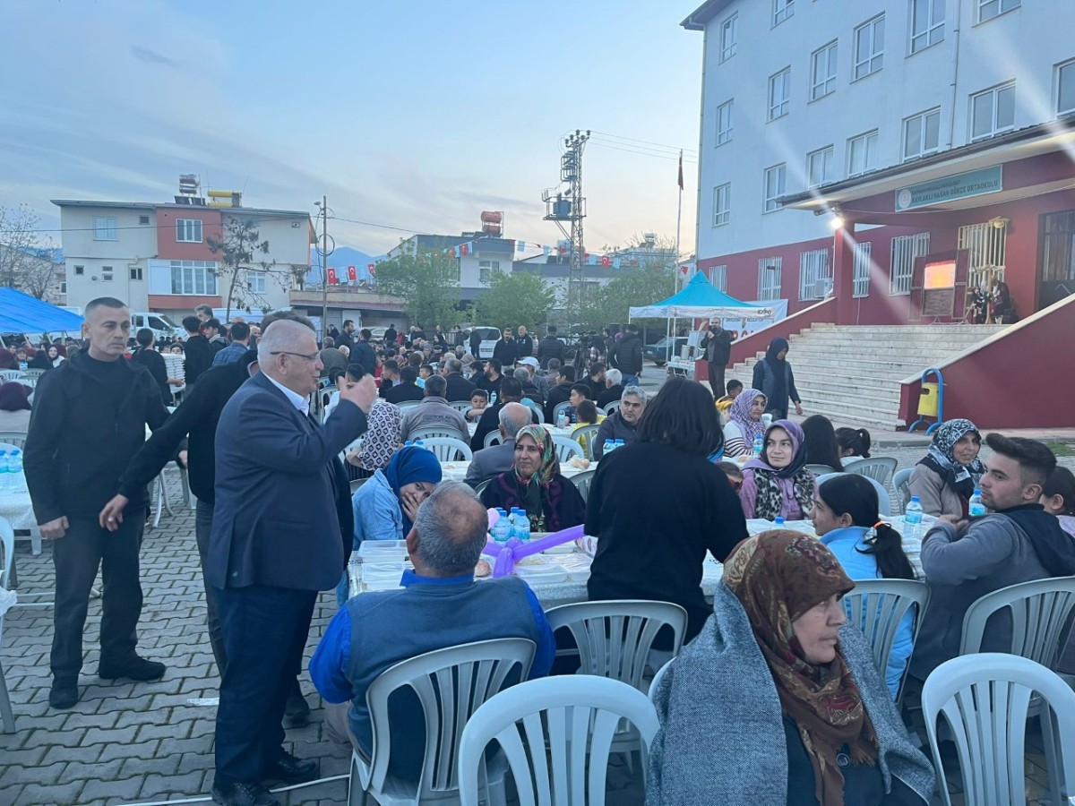 Onikişubat Belediyesi’nin iftar sofrası Kavlaklı, Kazım Karabekir ve Ceyhan Mahallesi’ne kuruldu