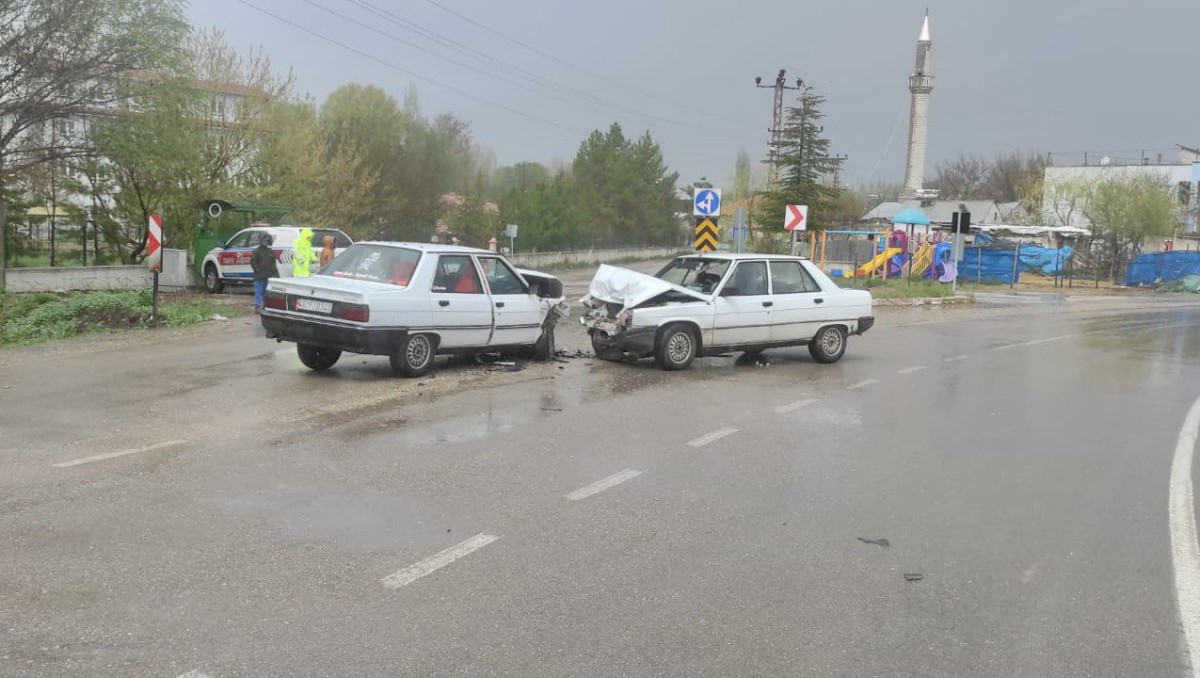Elbistan’da iki otomobil çarpıştı: 4 yaralı 