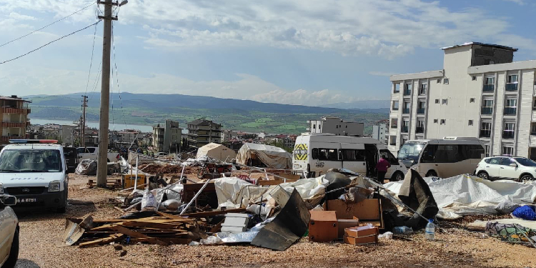 Pazarcık'ta fırtına çadır kentleri vurdu: Ölü ve yaralılar var!