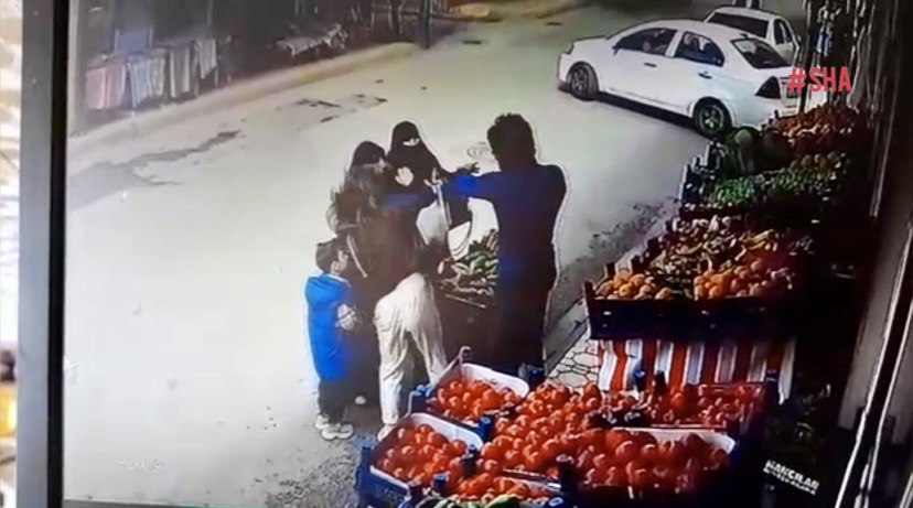 Kahramanmaraş'ta manavda alışveriş yapan kadınlara saldırı anı kamerada!