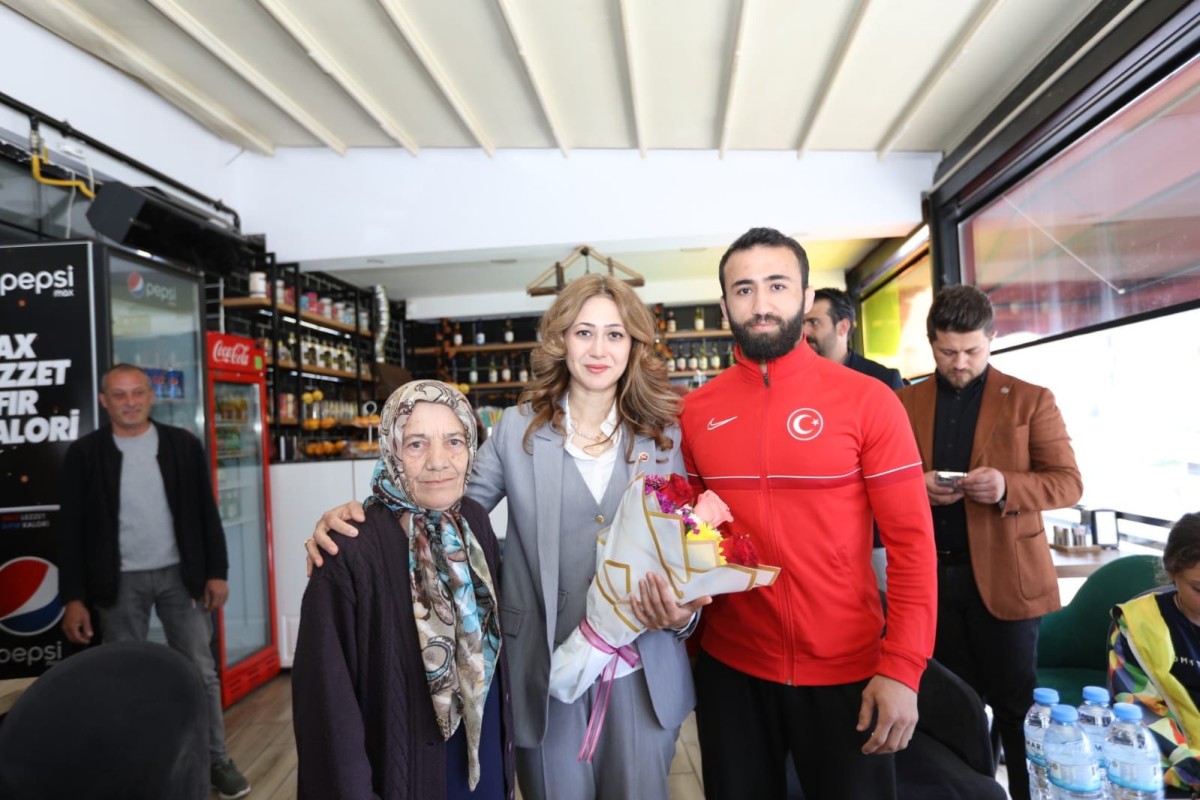 Avrupa Şampiyonu Burhan Akbudak'tan Karakoç Dora'ya Sürpriz: 'Sizi Zirvede Görmek İstiyoruz!'