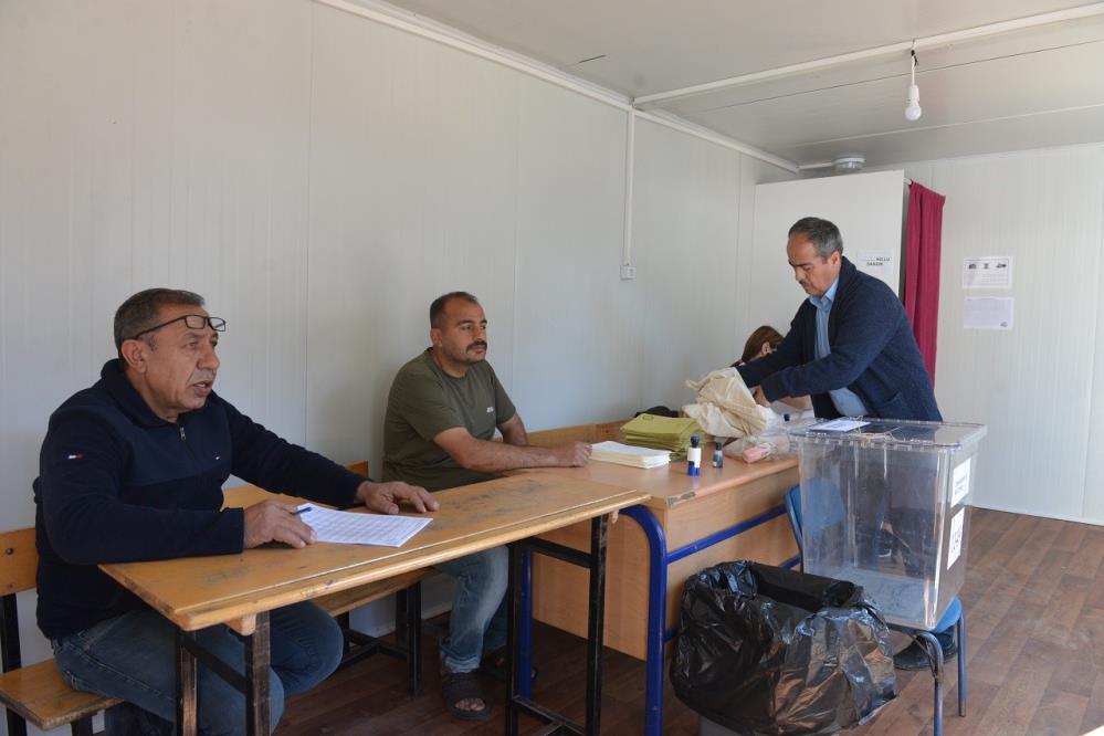 Depremin merkez üssü Kahramanmaraş’ta vatandaşlar oy kullanmaya başladı