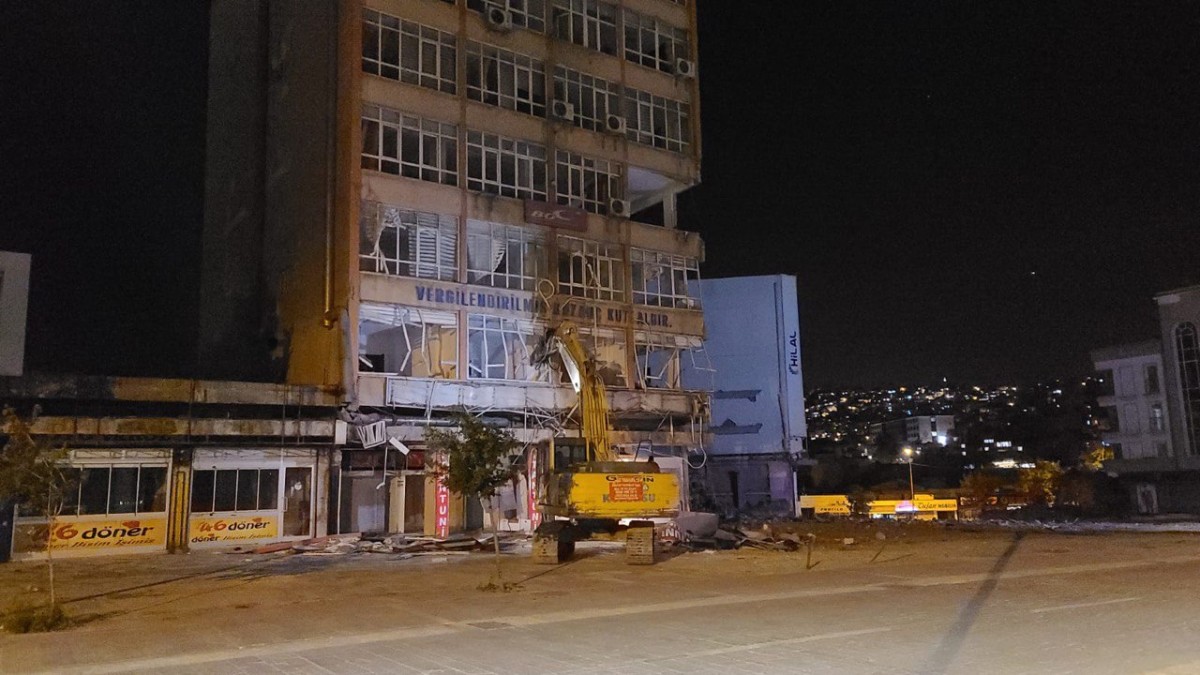 Kahramanmaraş eski maliye binasının yıkımı başladı 
