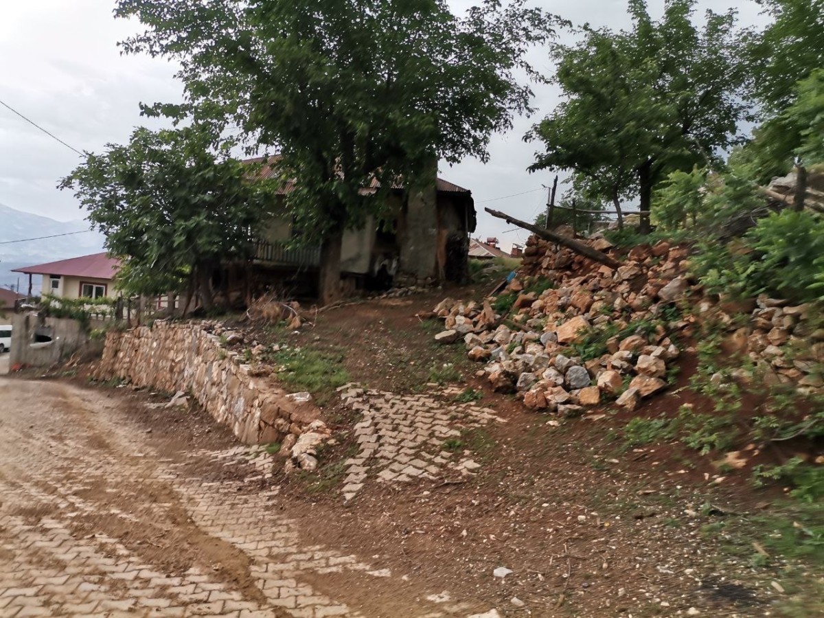 Deprem sonrası kayaların düştüğü  mahalle koruma altına alındı 