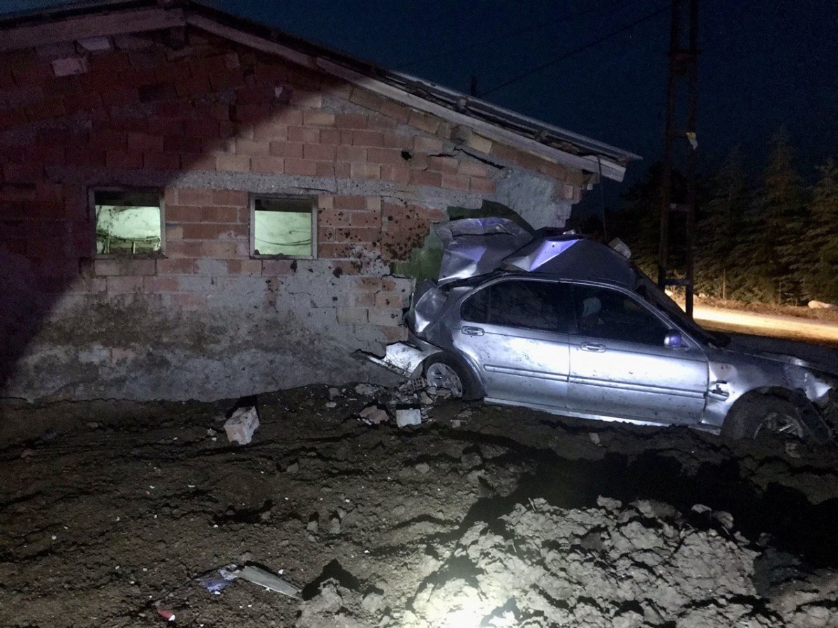 Afşin’de otomobil önce elektrik direğine sonra ahır duvarına çarptı: 1 ölü 1 yaralı!