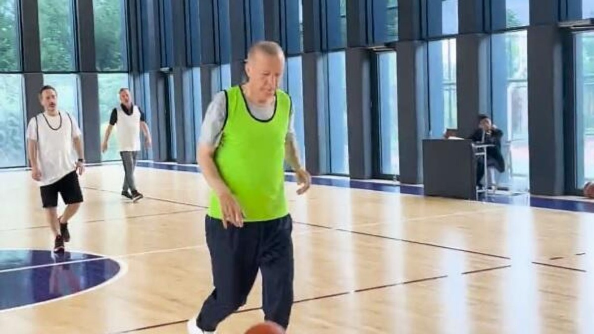 Erdoğan'ın Basketbol Oynadığı Görüntüler Sosyal Medyaya Damga Vurdu!