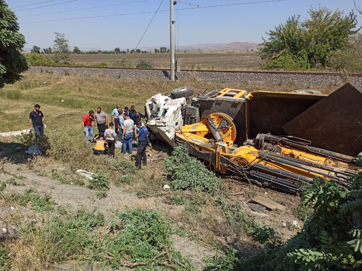 Kahramanmaraş'ta vinç devrildi: 4 yaralı