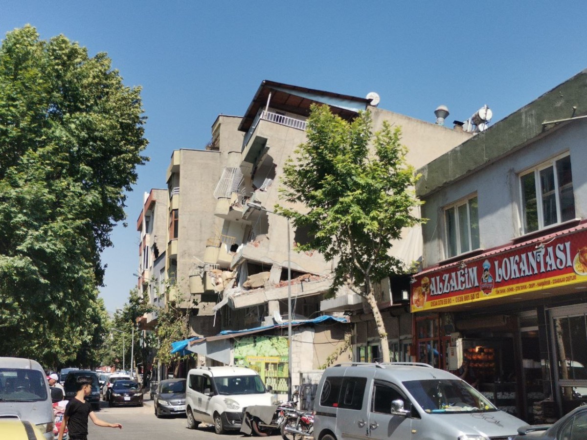 Depremde Yan Yatıp Hala Yıkılmayan Apartmanlar Vatandaşların Kabusu Oldu!