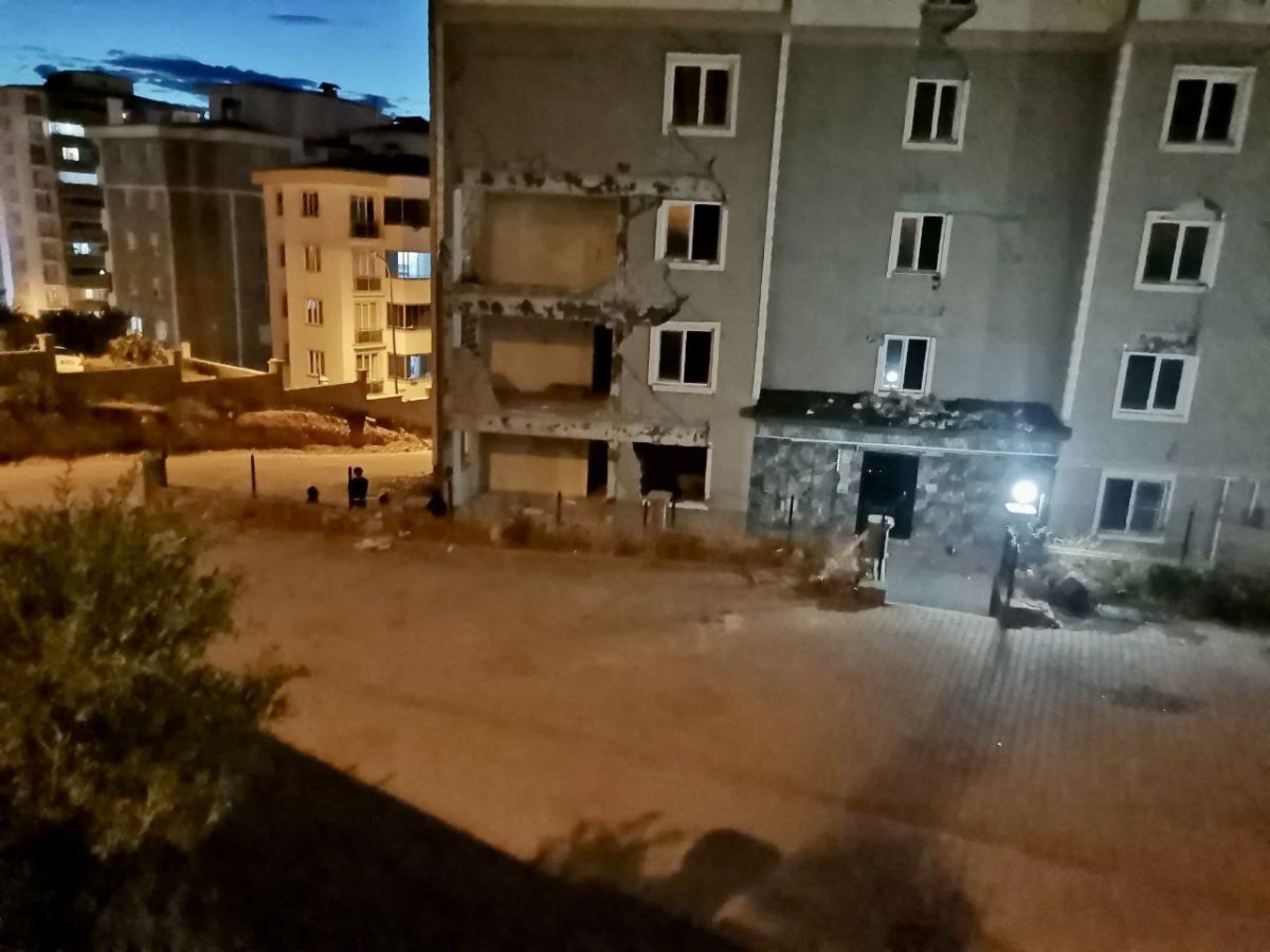 Kahramanmaraş'ta Hasarlı Binaya Giren Hırsızları Sopayla Kovaladılar!