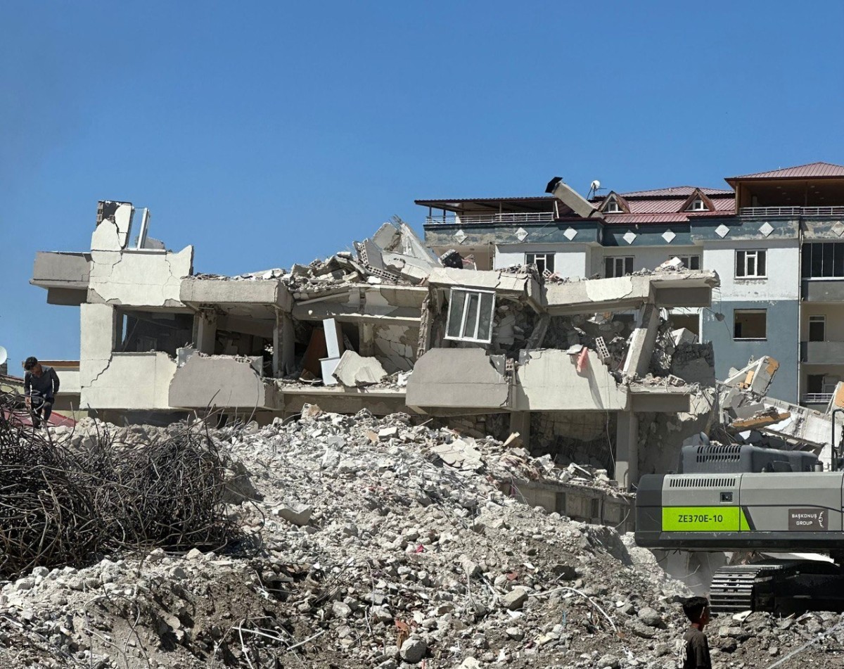 Elbistan'da Artçı Deprem Binayı Yıktı!