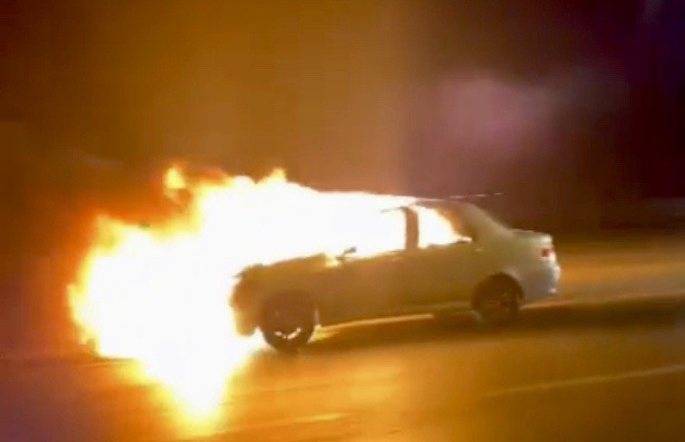 Kahramanmaraş’ta seyir halinde yanan otomobil paniğe neden oldu!