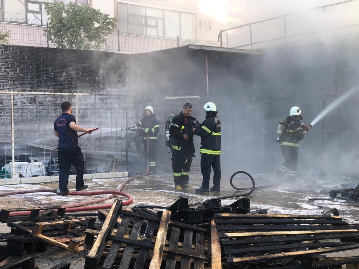 Kahramanmaraş'ta Market Deposunda Çıkan Yangın Paniğe Neden Oldu