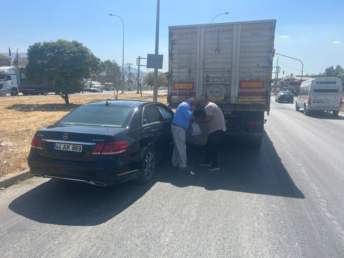 Kahramanmaraş'ta Otomobil, Kırmızı Işıktaki Tıra Arkadan Çarptı: 1 Yaralı