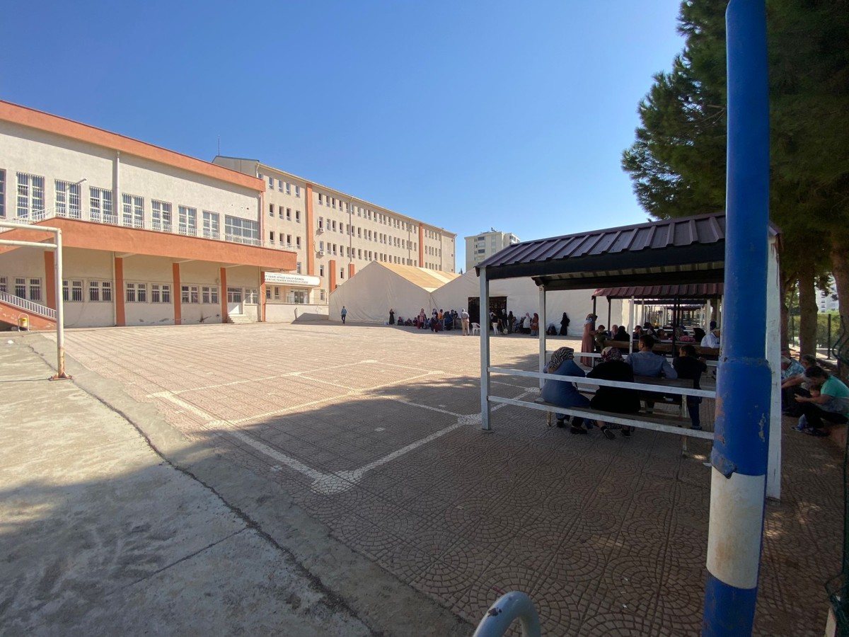 Kahramanmaraş'ta Lise Bahçesinde Bulunan Dev Sosyal Market, Öğrencilere Okulu Zehir Etti!