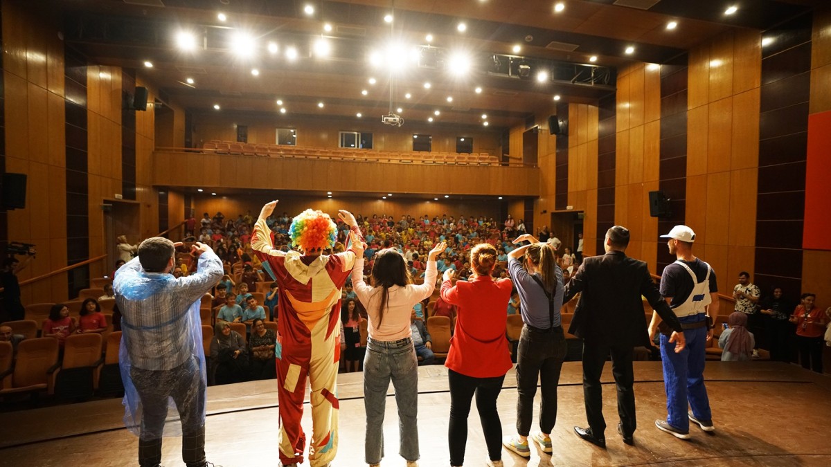 Minik Tiyatroseverler, 'Çözüm Bakanlığı' Tiyatro Gösterisine Büyük İlgi Gösterdi