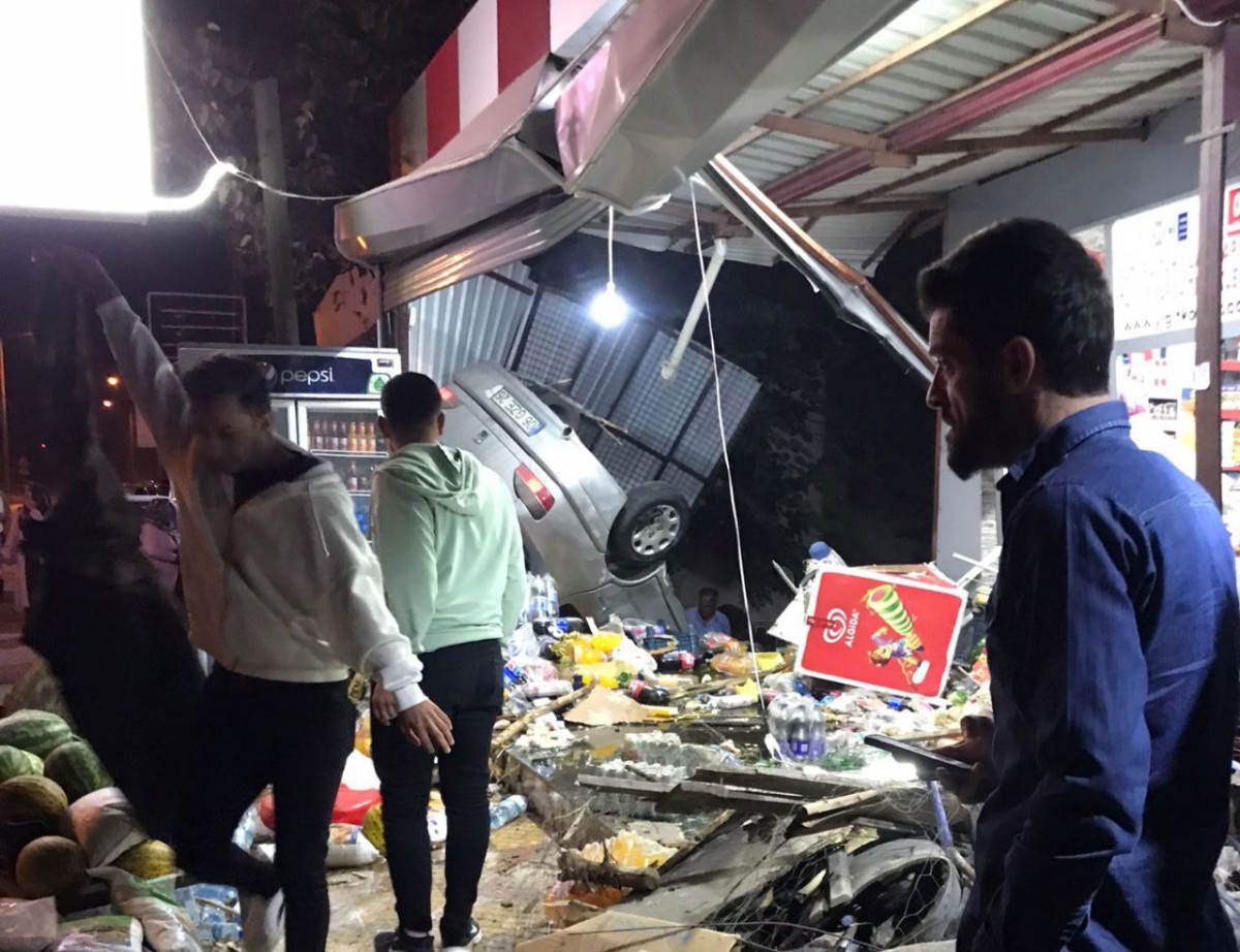 Elbistan'da Otomobil Markete Çarptı: 3 Yaralı!